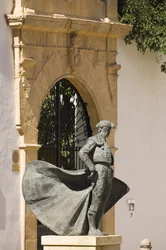 闘牛場の外の闘牛士カエタノオルドネスの像